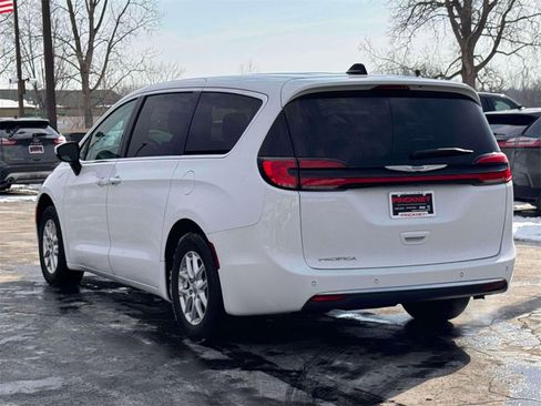 Used 2023 Chrysler Pacifica Touring-L image 9