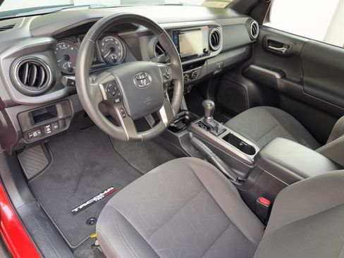 Used 2018 Toyota Tacoma TRD Off-Road w/ Technology Package RWD image 4