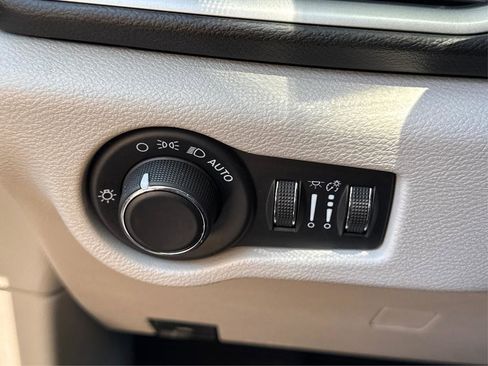 Used 2020 Chrysler Voyager Lxi FWD image 18