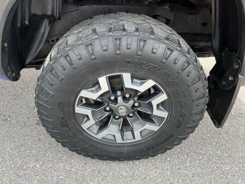 Used 2017 Toyota Tacoma TRD Off-Road w/ Premium & Technology Package image 21