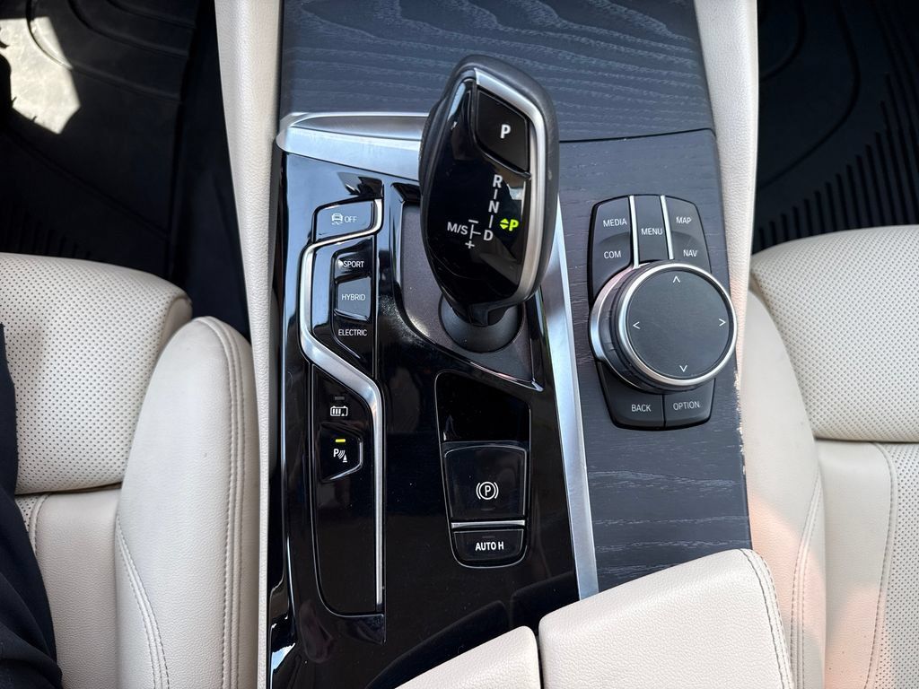 Used 2022 BMW 530e xDrive w/ Premium Package AWD/4WD image 21