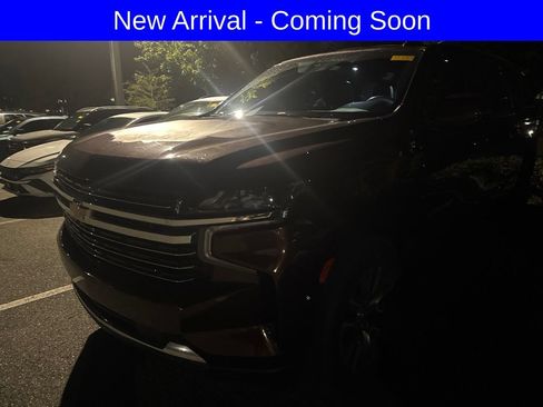 Used 2022 Chevrolet Suburban LT w/ LT Signature Package RWD image 1