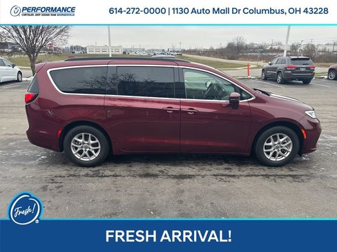 Used 2022 Chrysler Pacifica Touring-L image 3