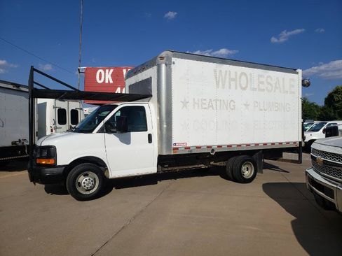 Used 2016 Chevrolet Express 3500 RWD image 2