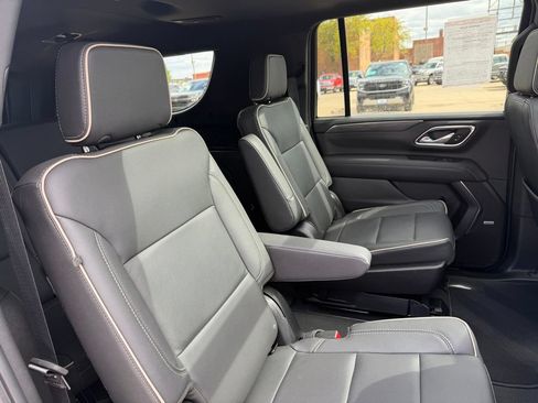 Used 2024 GMC Yukon XL SLT w/ SLT Premium Package AWD/4WD image 7