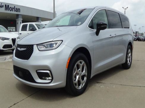 Certified 2024 Chrysler Pacifica Limited AWD/4WD image 2