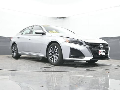 Used 2023 Nissan Altima 2.5 SV FWD image 46