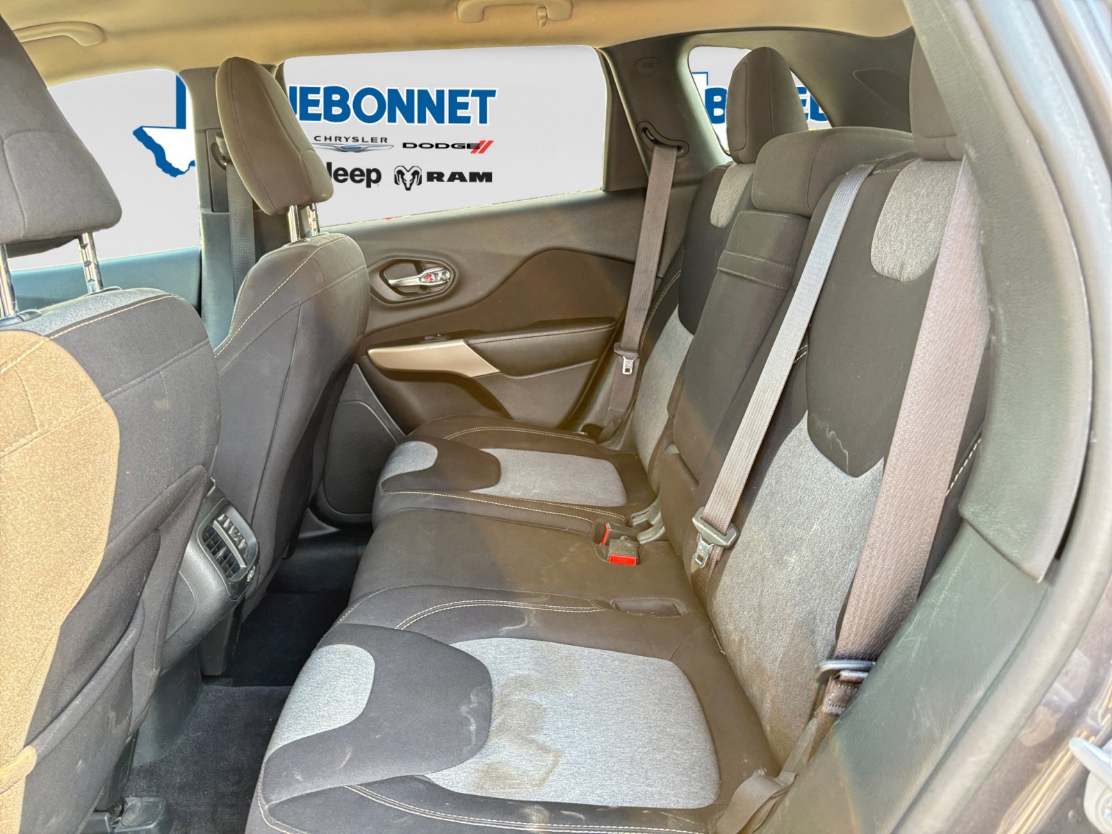 Used 2018 Jeep Cherokee Latitude w/ Altitude Package FWD image 21