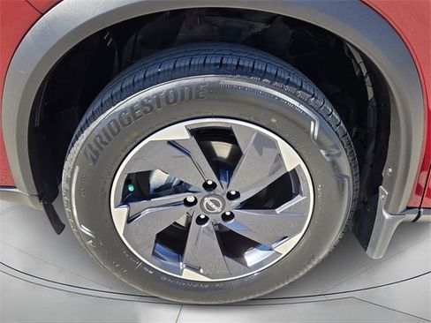 Used 2024 Nissan Rogue SV w/ SV Premium Package image 9