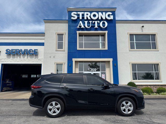 Used 2023 Toyota Highlander LE AWD/4WD image 17