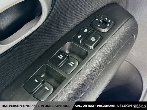 Used 2016 Kia Soul + FWD image 17