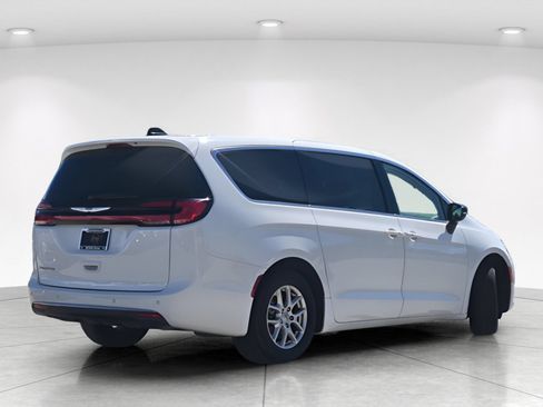 Used 2024 Chrysler Pacifica Touring-L FWD image 4