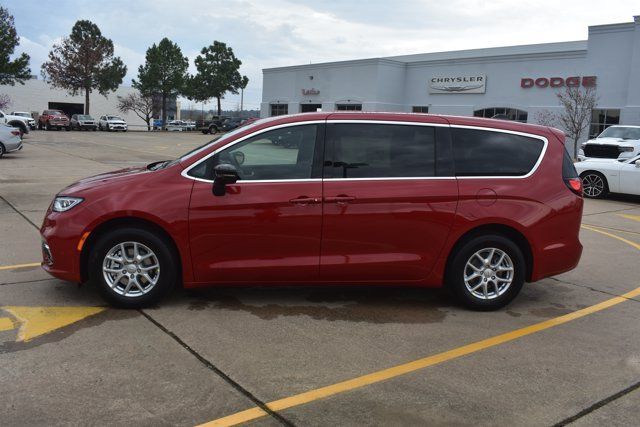 New 2026 Chrysler Pacifica Select FWD image 9