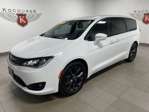 Used 2019 Chrysler Pacifica Touring Plus w/ S Appearance Package FWD image 3