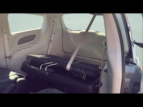 Used 2024 Chrysler Pacifica Select image 18