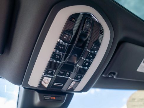 Certified 2026 Porsche Macan AWD/4WD image 22