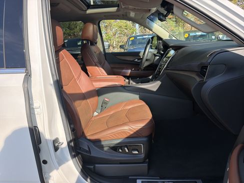 Used 2019 Cadillac Escalade ESV Luxury AWD/4WD image 33