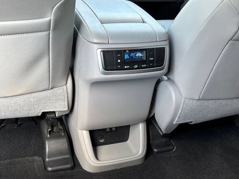 Used 2019 Toyota Highlander XLE FWD image 17