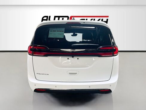 Used 2026 Chrysler Pacifica Select image 6
