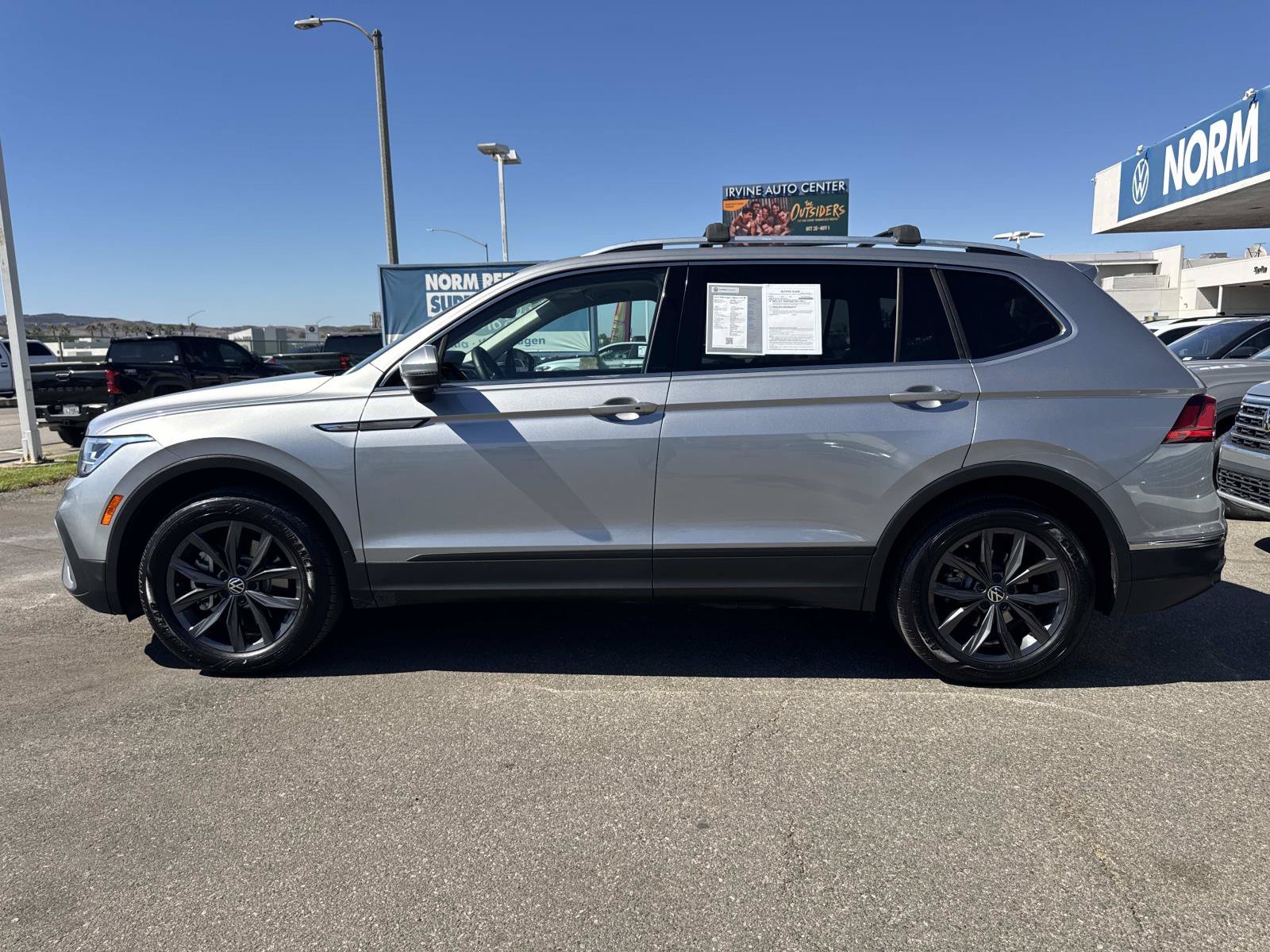 Certified 2022 Volkswagen Tiguan SE w/ Panoramic Sunroof Package FWD image 2
