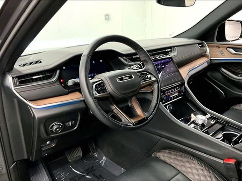 Used 2025 Jeep Grand Cherokee Summit AWD/4WD image 16