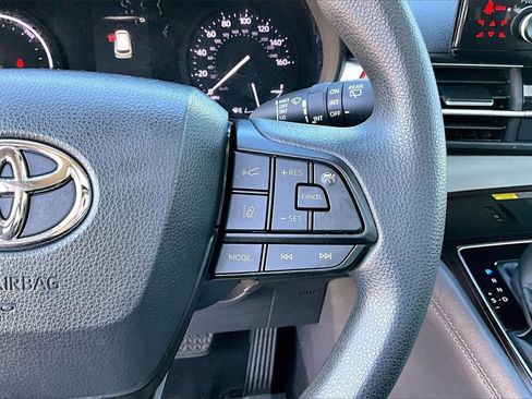 Used 2022 Toyota Sienna LE image 12