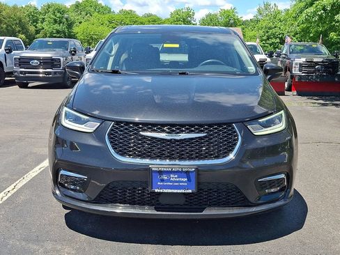 Used 2023 Chrysler Pacifica Touring-L FWD image 2