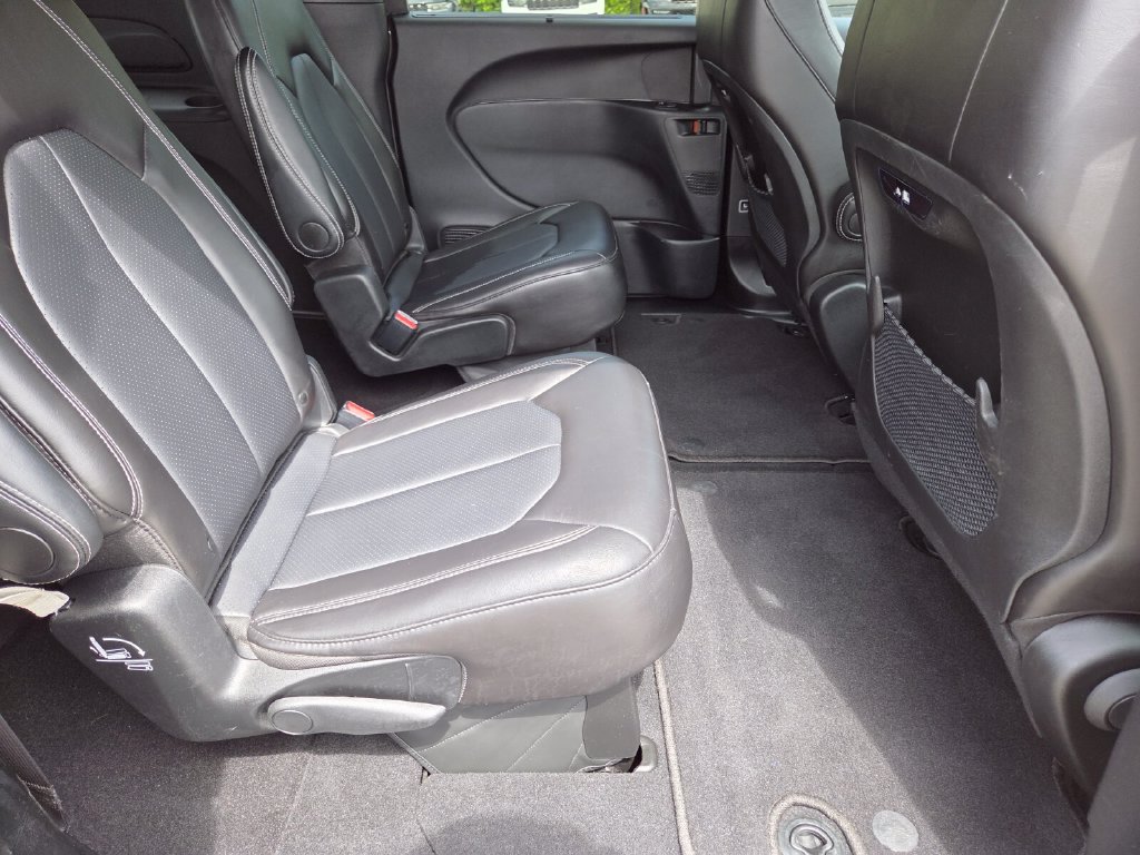 Used 2025 Chrysler Pacifica Select FWD image 18