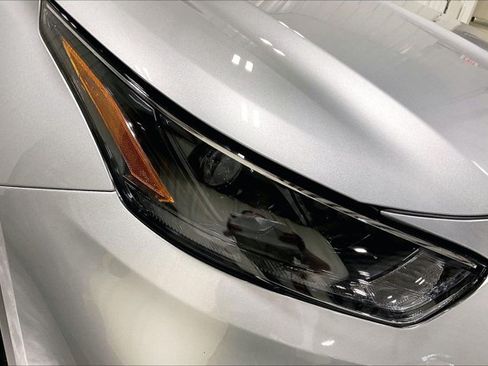 Used 2022 Toyota Highlander XLE AWD/4WD image 29