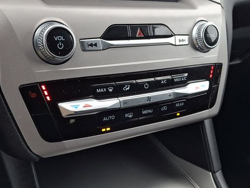 Used 2023 Ford Explorer XLT image 18