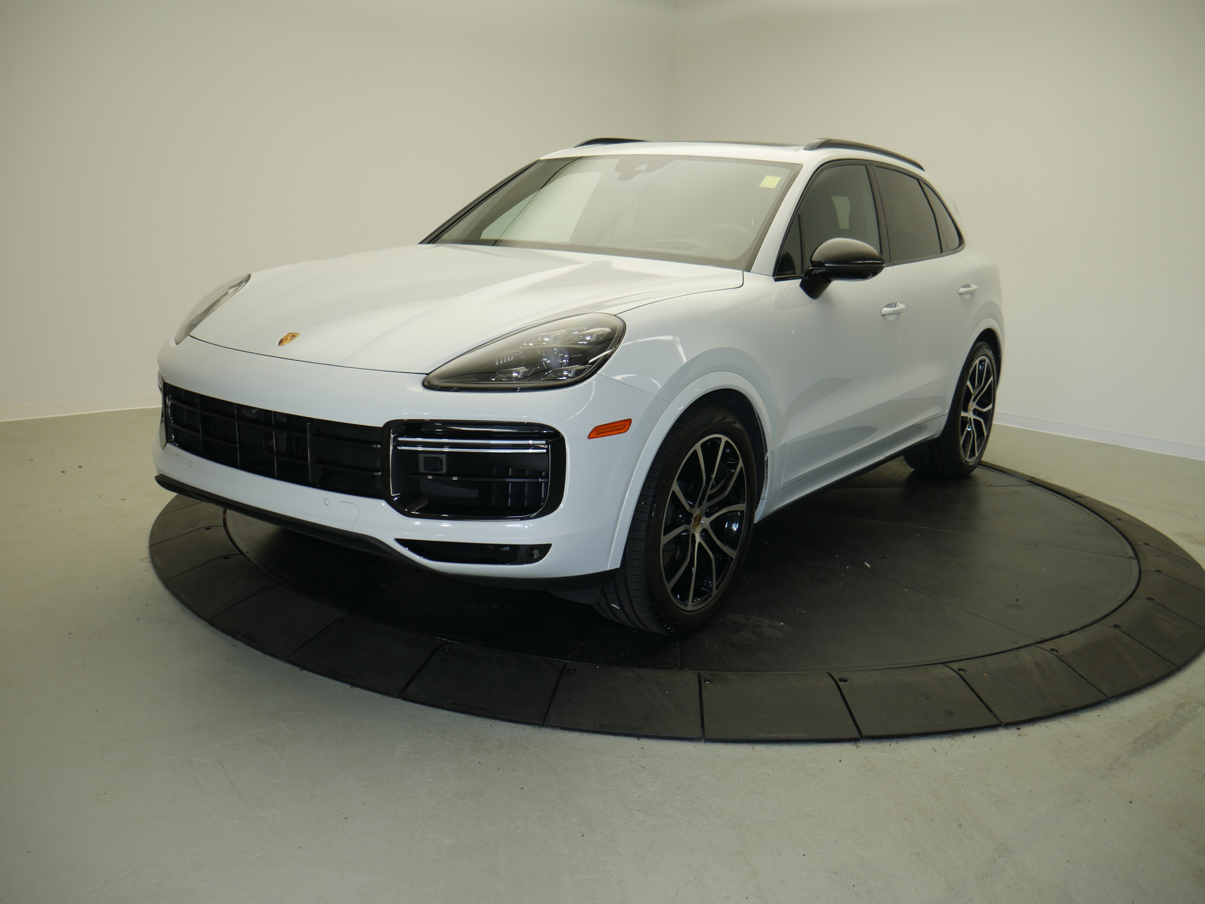 Certified 2023 Porsche Cayenne Turbo AWD/4WD image 1