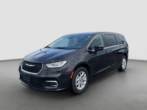 Used 2023 Chrysler Pacifica Touring-L FWD image 1