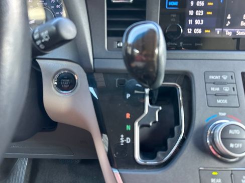 Used 2017 Toyota Sienna XLE Premium FWD image 28