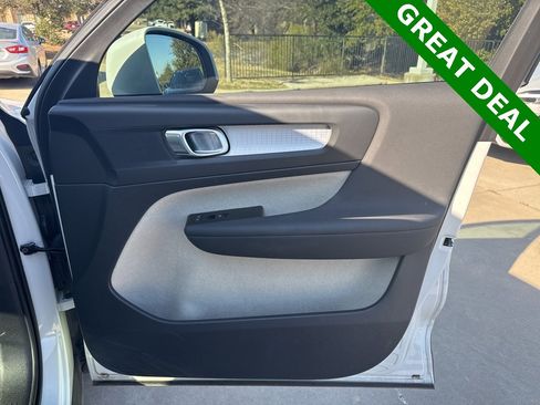 Used 2022 Volvo XC40 T5 Momentum image 10