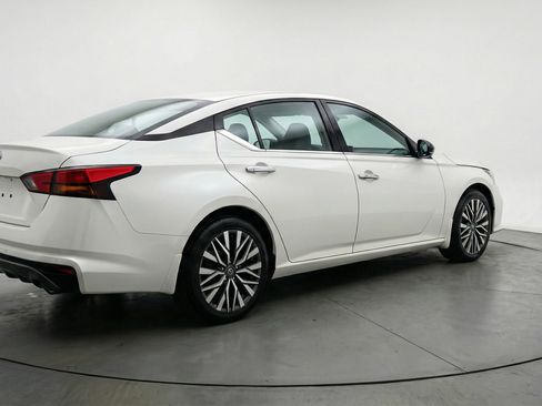 Used 2025 Nissan Altima 2.5 SV FWD image 9