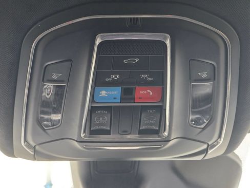 Used 2025 Jeep Grand Cherokee Altitude AWD/4WD image 16