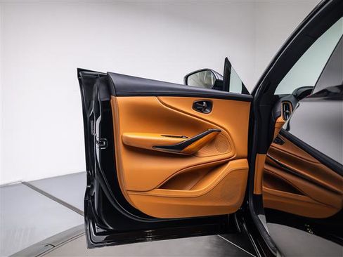 Used 2022 Aston Martin DBX image 23