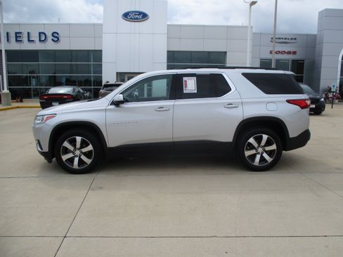 Used 2019 Chevrolet Traverse LT w/ LT Premium Package FWD image 2
