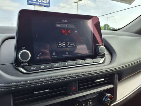 Used 2025 Nissan Rogue SV FWD image 26