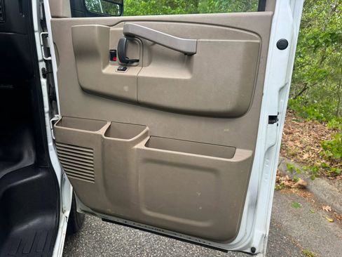 Used 2018 Chevrolet Express 2500 w/ Communications Package RWD image 12