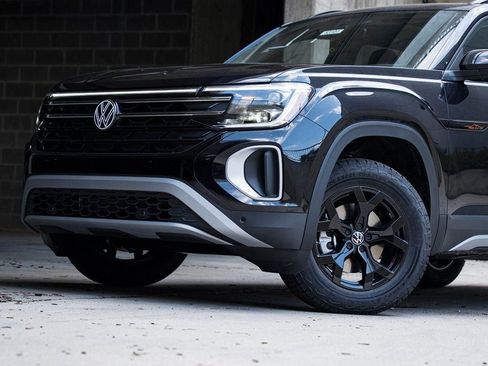 New 2026 Volkswagen Atlas Peak Edition AWD/4WD image 2