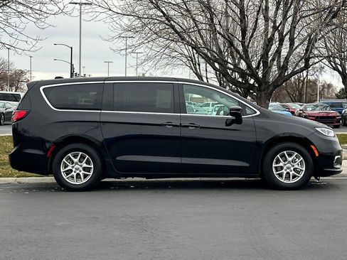 Used 2024 Chrysler Pacifica Touring-L image 8