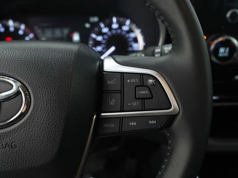 Used 2024 Toyota Highlander XLE image 27