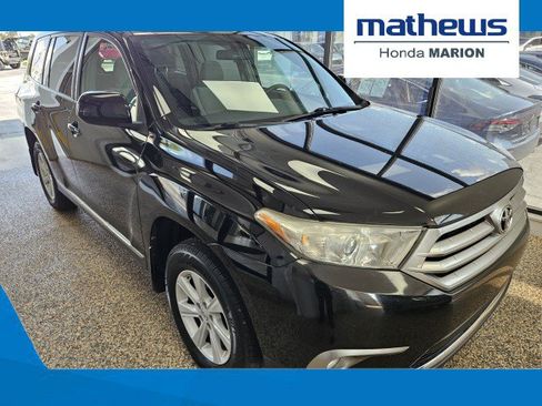 Used 2013 Toyota Highlander Plus FWD image 1