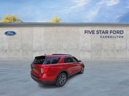 Used 2022 Ford Explorer XLT w/ Equipment Group 202A image 8