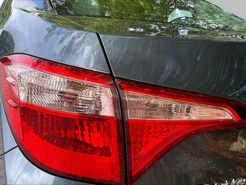 Used 2018 Toyota Corolla LE FWD image 28