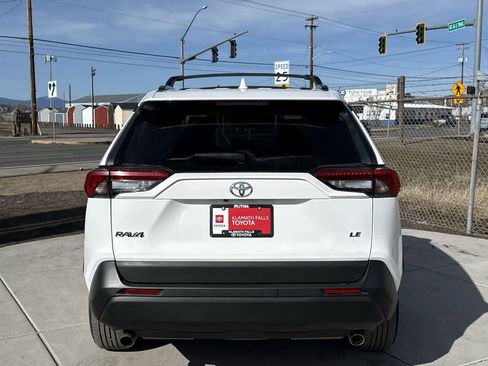 Used 2019 Toyota RAV4 LE w/ Carpet Mat Package image 4
