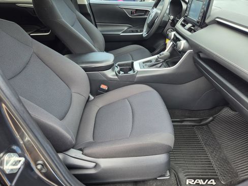 Used 2019 Toyota RAV4 LE FWD image 13