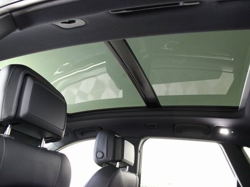 Certified 2025 Porsche Macan image 12