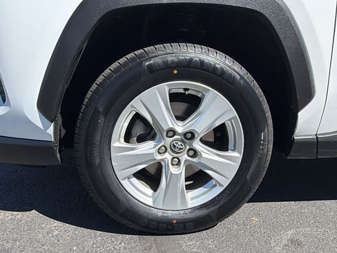 Used 2020 Toyota RAV4 XLE AWD/4WD image 9